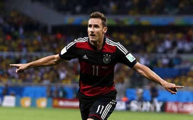 Miroslav Klose slaví gól, jímž se definitivně odpoutal v čele pořadí nejlepších střelců historie MS od Brazilce Ronalda.