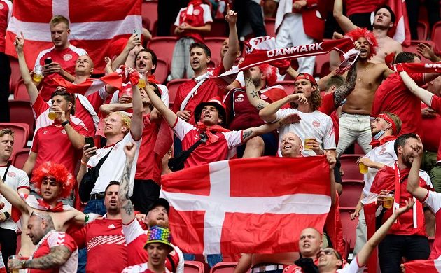 Dánští fanoušci měli v hledišti během osmifinále EURO výraznou převahu nad příznivci Walesu.