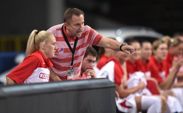 Trenér českých basketbalistek Lubor Blažek uděluje pokyny Kateřině Sedlákové během zápasu s USA.