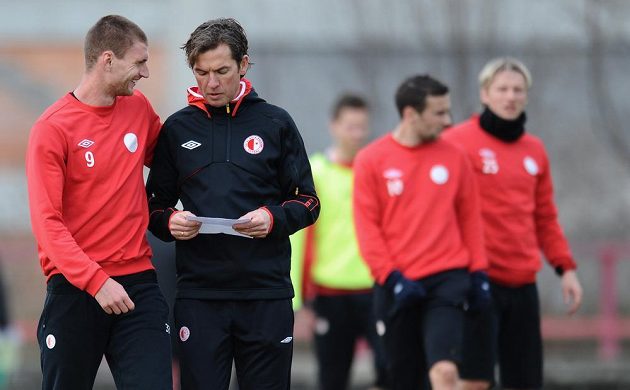 Záložník Martin Juhar (vlevo) a nový trenér Slavie Alex Pastoor, který poprvé vedl červenobílé.