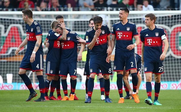 Fotbalisté Bayernu Mnichov získali v německé lize šestý mistrovský titul v řadě a celkově 28. Rozhodli pět kol před koncem výhrou 4:1 v Augsburgu.