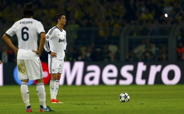 Cristiano Ronaldo a Sami Khedira (6) nevěří svým očím - středeční duel v Dortmundu fotbalistům Bílého baletu vůbec nevyšel.