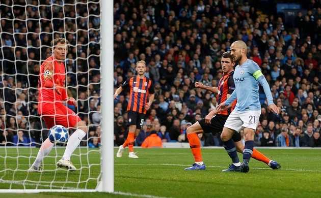 Střelec Manchester City David Silva dává první gól v utkání Ligy mistrů se Šachtarem Doněck.