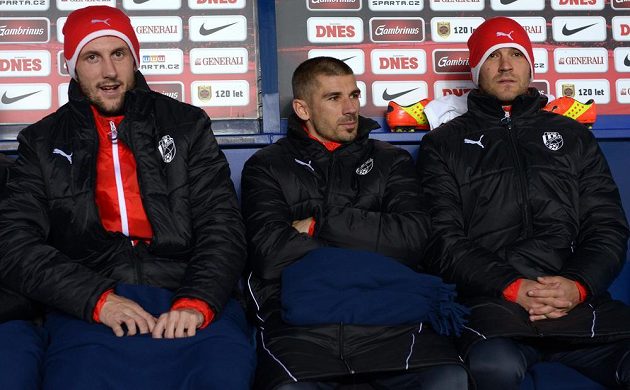 Plzeňský záložník Jan Rezek (uprostřed) sedí na lavičce náhradníků během utkání proti Spartě. Vlevo je obránce Plzně Roman Hubník, vpravo útočník Marek Bakoš.
