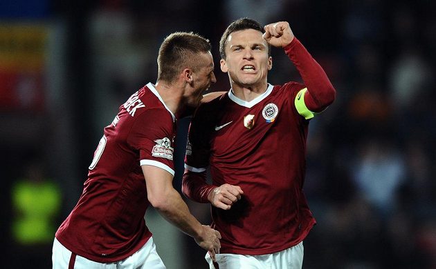 Fotbalisté Sparty Praha Pavel Kadeřábek a David Lafata oslavují druhý gól během utkání s Brnem.