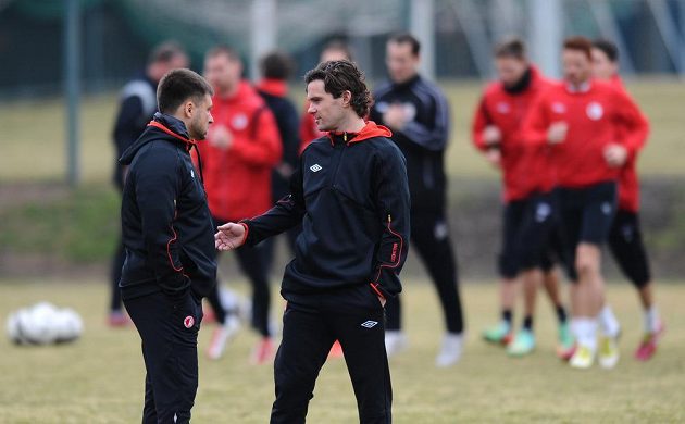 Sportovní ředitel Karol Kisel (vpravo) a poradce pro sportovní úsek Igor Kornějev během tréninku Slavie.