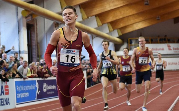 Běžec Pavel Maslák spěchá do cíle závodu na 400 m při halového mistrovství republiky ve Stromovce.