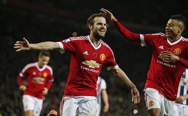 Juan Mata (vlevo) z Manchesteru United jásá po gólu se spoluhráčem Jessem Lingardem v utkání s WBA.