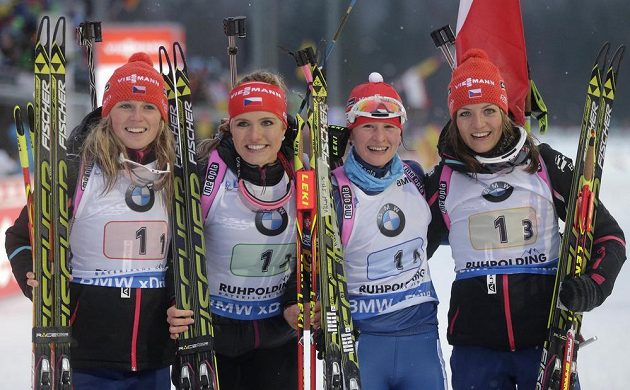 Vítězné české biatlonistky (zleva): Eva Puskarčíková, Gabriela Soukalová, Veronika Vítková a Jitka Landová.