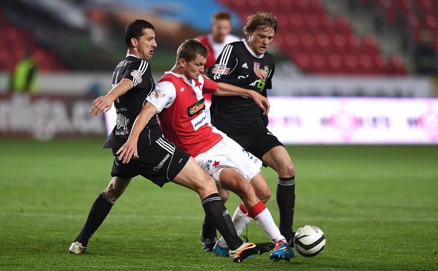 Útočník Slavie Praha Tomáš Necid (uprostřed), Tomáš Hájovský (vlevo) a Tomáš Krbeček z Příbrami během utkání 27. kola Gambrinus ligy.
