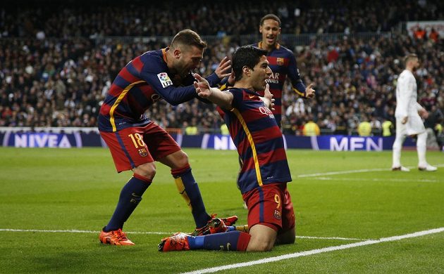 Barcelonský útočník Luis Suárez (č. 9) se raduje se spoluhráči z gólu proti Realu Madrid. Vlevo je obránce Jordi Alba, vzadu přibíhá Neymar.