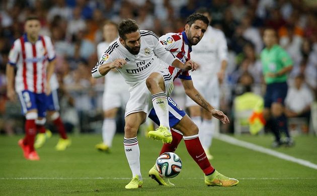 Obránce Realu Madrid Daniel Carvajal (vlevo) v souboji s Raúlem Garcíou z Atlétika v prvním zápase španělského Superpoháru.