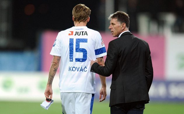 Zraněný obránce Slovanu Liberec Radoslav Kováč (vlevo) a trenér Jaroslav Šilhavý během utkání v Doosan areně v Plzni.
