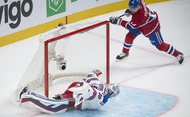 Útočník Montrealu Tomáš Plekanec střílí gól brankáři New York Ranger Henriku Lundqvistovi.