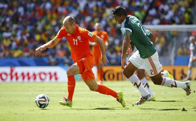 Motor nizozemského celku Arjen Robben (vlevo) vyráží na zteč, sleduje ho Francisco Rodríguez.