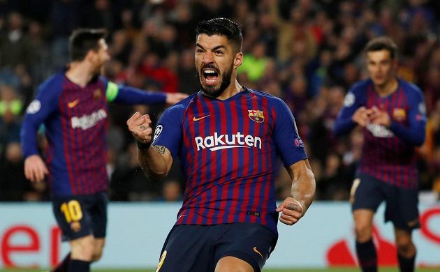 Barcelonský Luis Suárez bouřlivě oslavuje trefu spoluhráče Philippeho Coutinha v utkání Ligy mistrů.