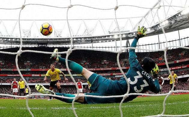 Brankář Arsenalu Petr Čech vychytal penaltu Troyi Deeneymu.