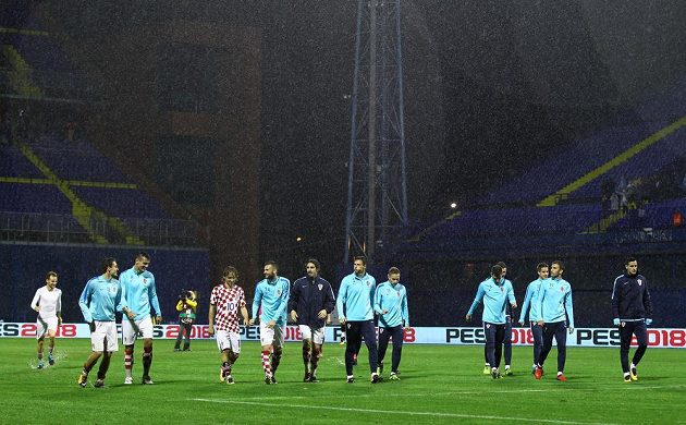 Chorvatští fotbalisté odcházejí do kabiny poté, co bylo jejich utkání s Kosovem kvůli nepřízni počasí předčasně ukončeno.