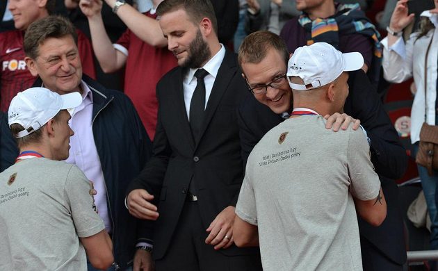 Daniel Křetínský a Roman Bednář (vlevo) se objímají během předávání poháru pro mistra ligy.