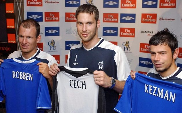 Petr Čech přestoupil do Chelsea v roce 2004. Spolu s ním klub představil i srbského útočníka Mateje Kežmana a nizozemského záložníka Arjena Robbena. Tehdy dvaadvacetiletý nadějný gólman přišel z francouzského Rennes.