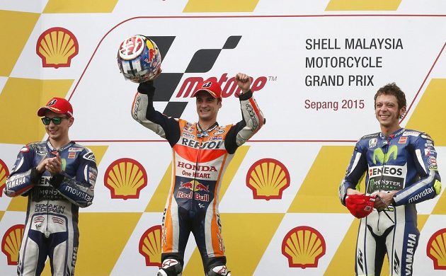 Stupně vítězů po Velké ceně Malajsie ve třídě MotoGP. Zleva Jorge Lorenzo, vítěz Dani Pedrosa a třetí v cíli Valentino Rossi, který odstartuje do další Velké ceny z posledního místa.