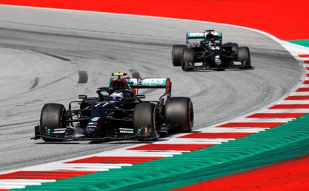 Monoposty Mercedesu sice projely cílem Velké ceny Rakouska F1 na prvních dvou místech, nakonec se ale Lewis Hamilton propadl až na čtvrtou pozici. Vyhrál Valtteri Bottas.