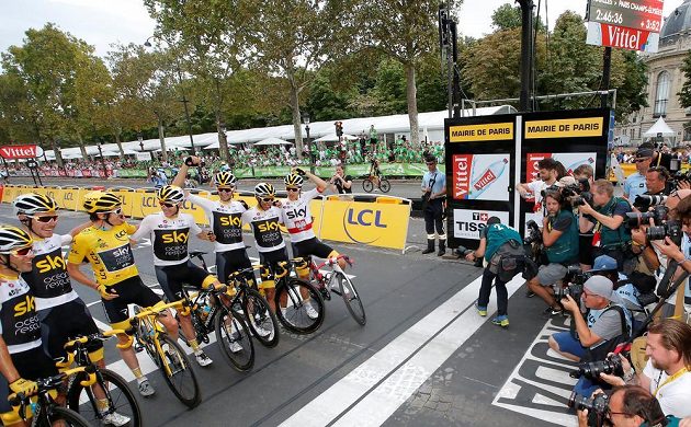 Vítěz Tour de France Geraint Thomas ve žlutém se svými stájovými kolegy z týmu Sky - Jonathan Castroviejo, Luke Rowe, Chris Froome, Wout Poels, Egan Arley Bernal a Michal Kwiatkowski v cili slavného závodu.
