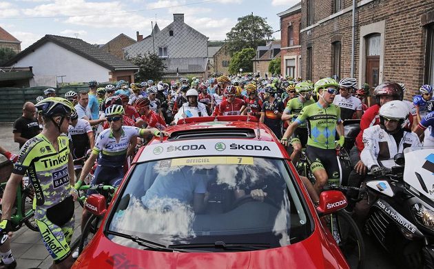 Vedení Tour de France závod na několik minut pozastavilo. To se nelíbilo mnohým cyklistům.