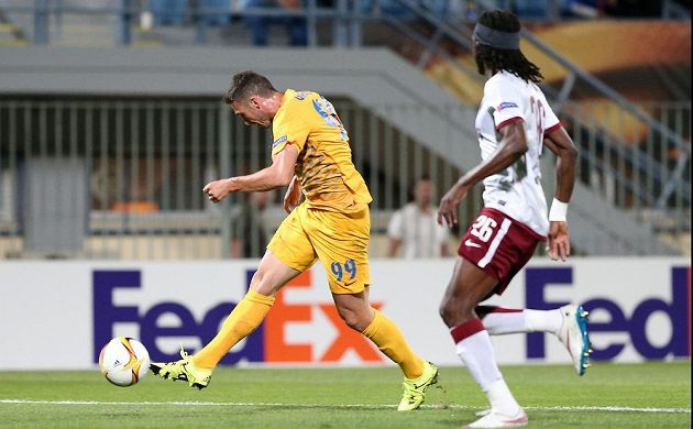 Apostolos Jannu (vlevo) pálí, sparťanský obránce Costa počínání útočníka Asterasu jen sleduje.