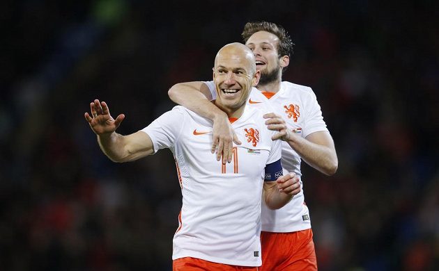 Nizozemský technik Arjen Robben (vlevo) oslavuje svoji trefu v duelu s Walesem se spoluhráčem Daleym Blindem.