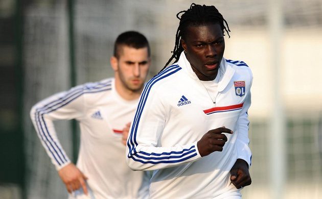 Útočník Olympique Lyon Bafétimbi Gomis (vpravo) na předzápasovém tréninku před úvodním osmifinálovým utkáním Evropské ligy s Plzní.