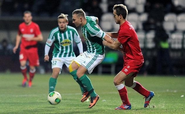 Jakub Hora z Bohemians 1905 (vlevo) a Luděk Pernica z Brna během utkání 16. kola Gambrinus ligy.
