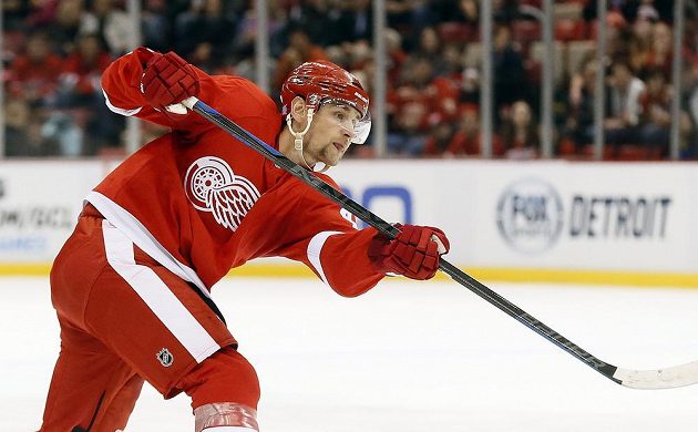 Detroit Red Wings defenseman Jakub Kindl (4) scores against the New Jersey Devils in the first period of an NHL hockey game in Detroit, Friday, Nov. 7, 2014. (AP Photo/Paul Sancya)