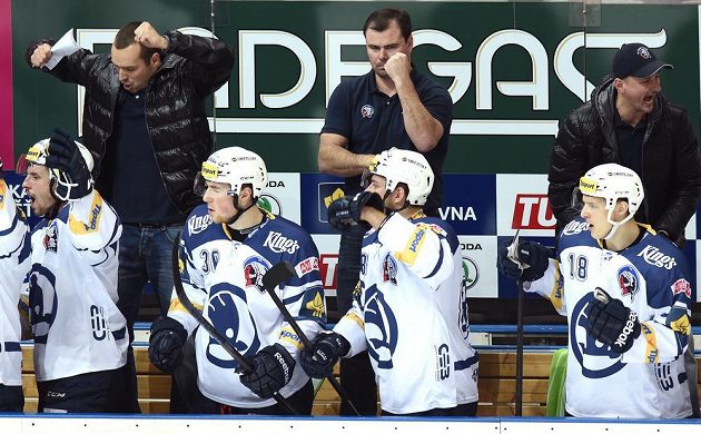 Plzeňská střídačka a trenéři (zleva): Ladislav Čihák, Jaroslav Špaček a Michal Straka oslavují vítězství proti Slavii.
