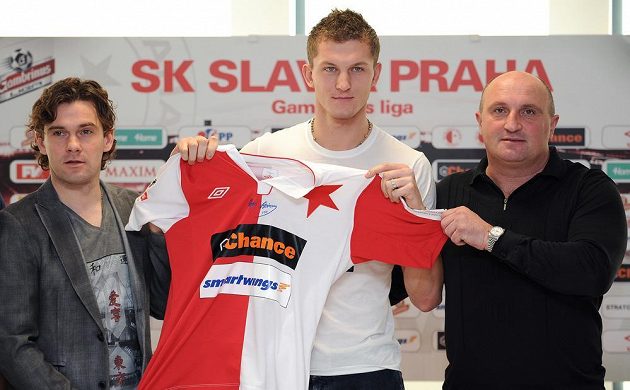 Novou posilu pražské Slavie útočníka Tomáše Necida (uprostřed) hrdě představili i sportovní ředitel Karol Kisel (vlevo) a generální řetitel klubu Jaromír Šeterle.