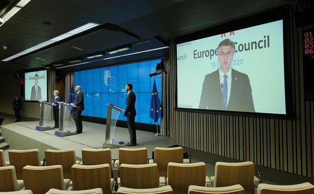 Chorvatský premiér Andrej Plenkovič (vpravo) je na dálku přítomen videokonferenci s předsedkyní Evropské komise Ursulou von der Leyenovou (vlevo).