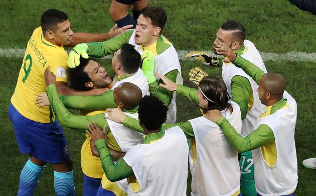 Radost v podání fotbalistů Brazílie, kteří se po vítězství nad týmem Paraguaye kvalifikovali na MS 2018.
