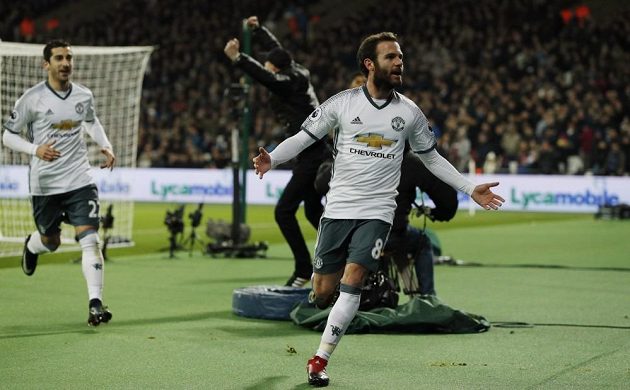 Záložník Manchesteru United Juan Mata slaví gól proti West Hamu v zápase 20. kola Premier League.