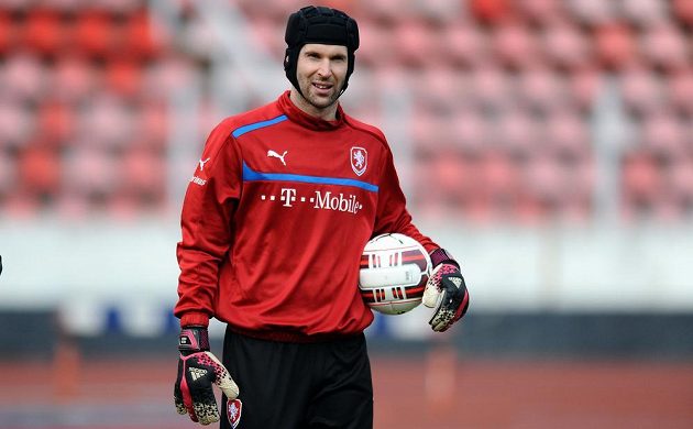 Brankář Petr Čech během tréninku české fotbalové reprezentace před utkáním s Norskem.