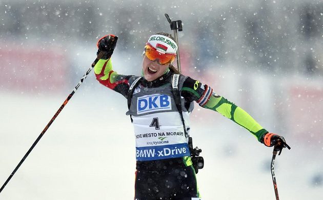 Darja Domračevová z Běloruska oslavuje vítězství ve stíhacím závodu v rámci Světového poháru v biatlonu ve Vysočina Areně v Novém Městě na Moravě.