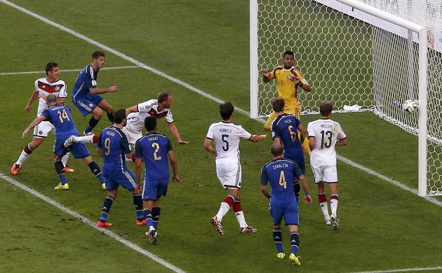 Německý obránce Benedikt Höwedes (pátý zleva) trefuje hlavou tyč argentinské brány.