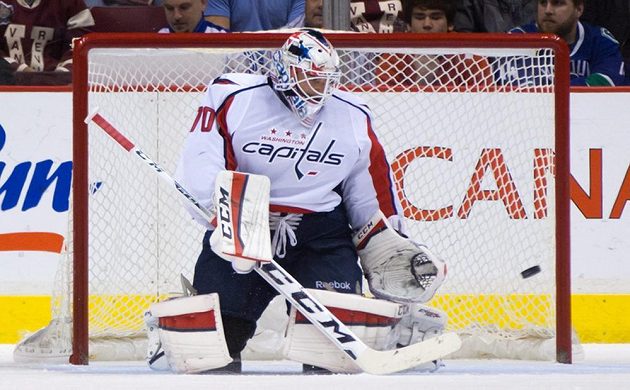 Gólman Washingtonu Braden Holtby zasahuje proti střele Radima Vrbaty z Vancouveru.