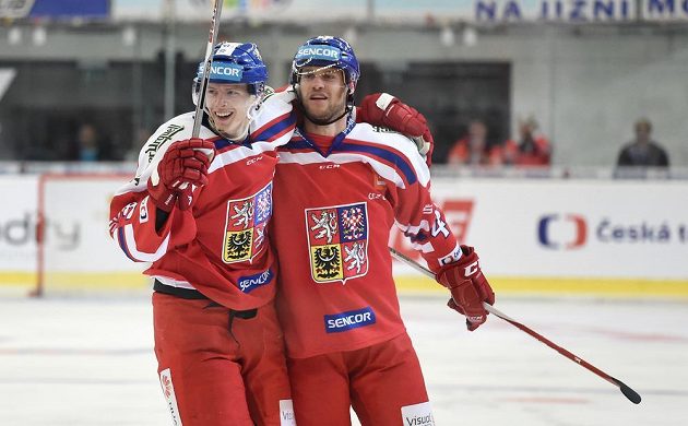 Český obránce Michal Jordán (vpravo) slaví se spoluhráčem Jakubem Krejčíkem gól proti Finsku.
