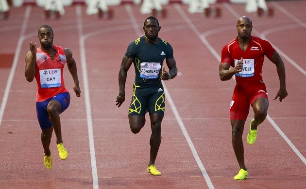 Sprinteři Tyson Gay z USA (první zleva), Jamajčan Nickel Ashmeade a Asafa Powell (první vpravo) v závodu na 100 metrů na Diamantové lize v Lausanne.