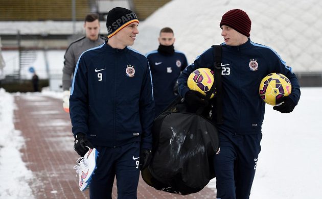 Bořek Dočkal (vlevo) a Ladislav Krejčí přicházejí na první zimní trénink Sparty.