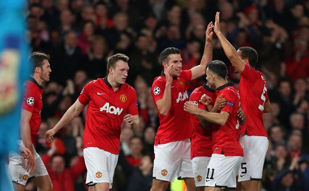 Útočník Manchester United (třetí zleva) Robin van Persie slaví se spoluhráči gól proti Olympiakosu Pireus.