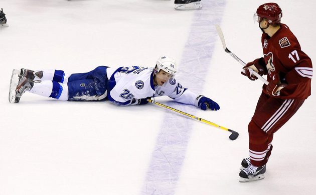 Útočník Tampy Bay St. Louis jen zírá. Vrbata (vpravo) s Phoenixem Lightning nemilosrdně rozstříleli.