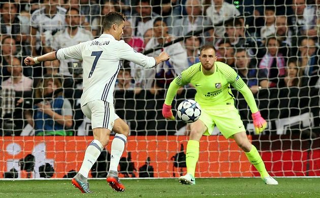 Nechat prostor Cristianu Ronaldovi z Realu Madrid se nevyplácí. Hvězda Bílého blaetu právě střílí druhý gól do sítě Atlétika Madrid v semifinále Ligy mistrů.