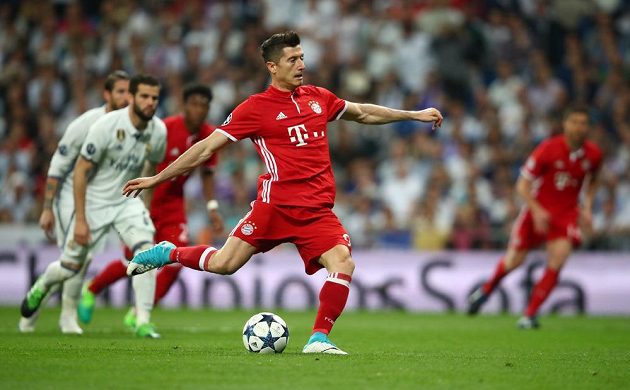 Polský kanonýr Robert Lewandowski střílí z penalty gól Bayernu Mnichov ve čtvrtfinálové odvetě Ligy mistrů s Realem Madrid.