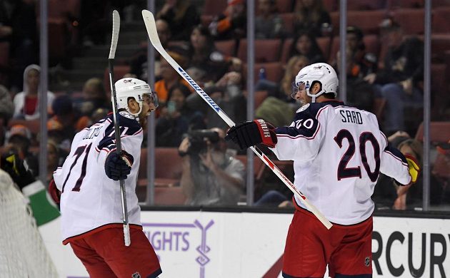 Hokejisté Columbusu Brandon Dubinsky (71) a Brandon Saad (20) se radují z branky proti Anaheimu.